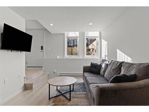 412-338 Seton Circle Se, Calgary, AB - Indoor Photo Showing Living Room