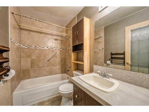 86 Huntwick Way Ne, Calgary, AB - Indoor Photo Showing Bathroom