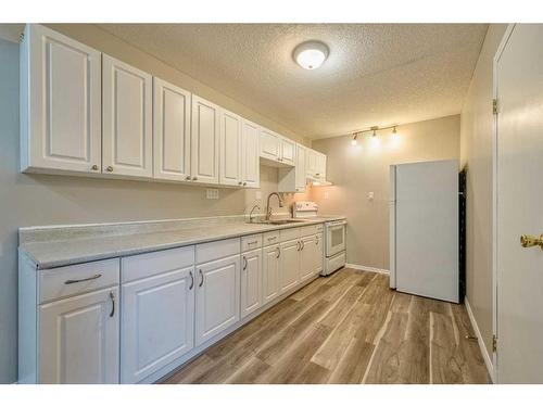 86 Huntwick Way Ne, Calgary, AB - Indoor Photo Showing Kitchen