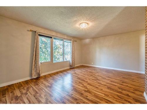 86 Huntwick Way Ne, Calgary, AB - Indoor Photo Showing Other Room