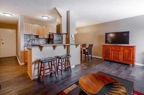 301-1312 13 Avenue Sw, Calgary, AB - Indoor Photo Showing Kitchen