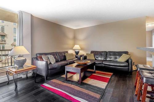 301-1312 13 Avenue Sw, Calgary, AB - Indoor Photo Showing Living Room