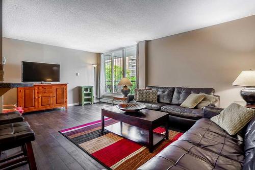 301-1312 13 Avenue Sw, Calgary, AB - Indoor Photo Showing Living Room