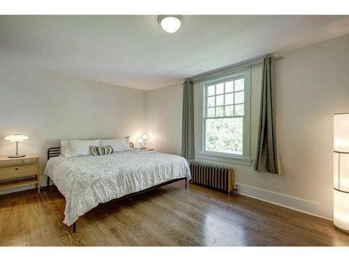 915 18 Avenue Sw, Calgary, AB - Indoor Photo Showing Bedroom