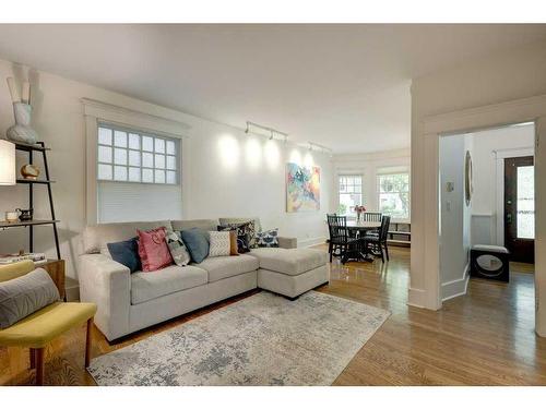 915 18 Avenue Sw, Calgary, AB - Indoor Photo Showing Living Room