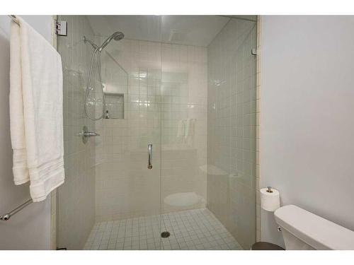 915 18 Avenue Sw, Calgary, AB - Indoor Photo Showing Bathroom