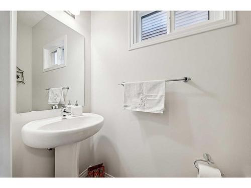 417 Carringvue Avenue Nw, Calgary, AB - Indoor Photo Showing Bathroom