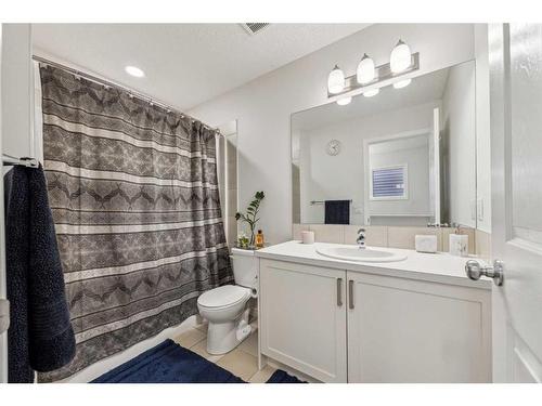 417 Carringvue Avenue Nw, Calgary, AB - Indoor Photo Showing Bathroom