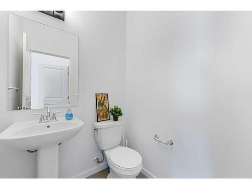 28 Walcrest Row Se, Calgary, AB - Indoor Photo Showing Bathroom