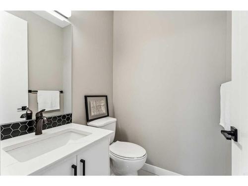 1923 19 Avenue Nw, Calgary, AB - Indoor Photo Showing Bathroom