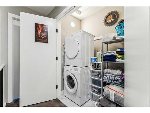 1923 19 Avenue Nw, Calgary, AB - Indoor Photo Showing Laundry Room