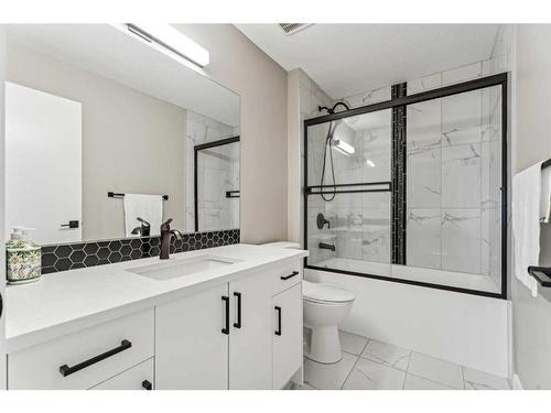 1923 19 Avenue Nw, Calgary, AB - Indoor Photo Showing Bathroom