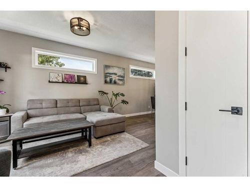 1923 19 Avenue Nw, Calgary, AB - Indoor Photo Showing Living Room