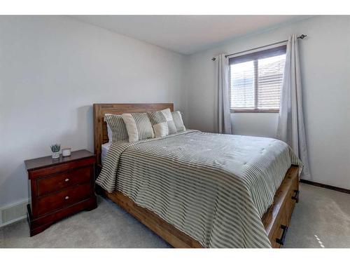 217 Elgin Manor Se, Calgary, AB - Indoor Photo Showing Bedroom