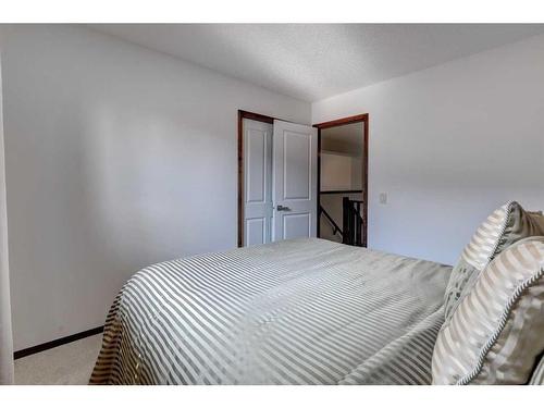 217 Elgin Manor Se, Calgary, AB - Indoor Photo Showing Bedroom