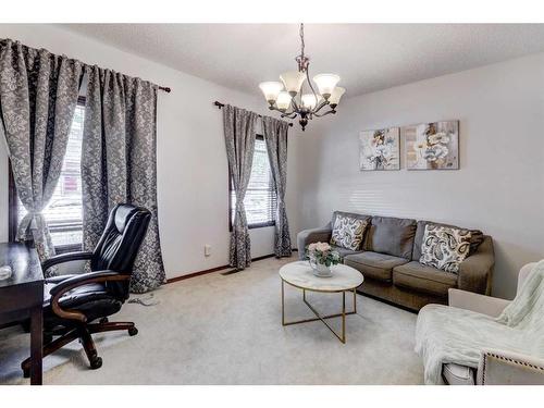 217 Elgin Manor Se, Calgary, AB - Indoor Photo Showing Living Room