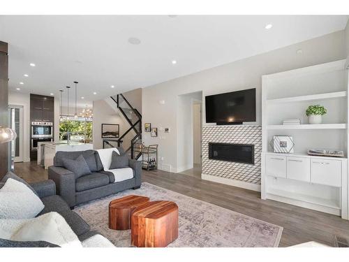 515 30 Avenue Nw, Calgary, AB - Indoor Photo Showing Living Room