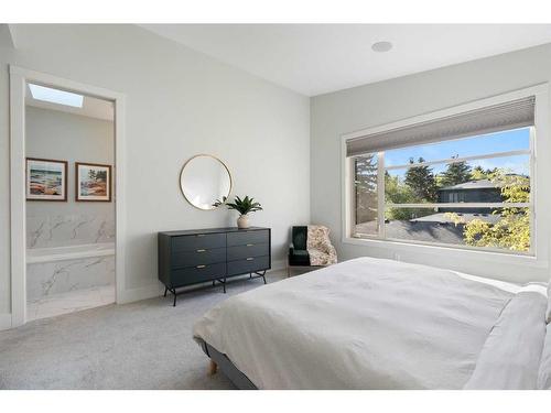 515 30 Avenue Nw, Calgary, AB - Indoor Photo Showing Bedroom