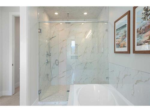 515 30 Avenue Nw, Calgary, AB - Indoor Photo Showing Bathroom