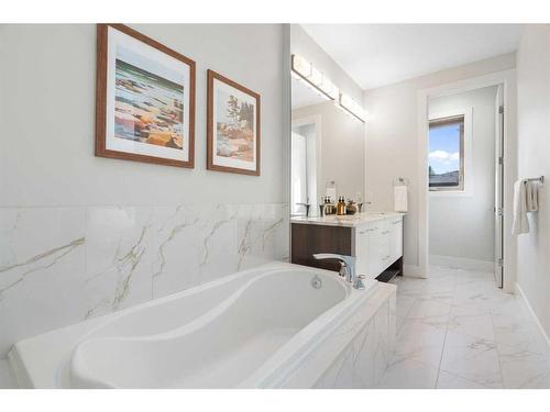 515 30 Avenue Nw, Calgary, AB - Indoor Photo Showing Bathroom