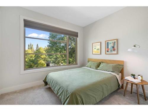 515 30 Avenue Nw, Calgary, AB - Indoor Photo Showing Bedroom