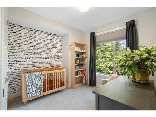 515 30 Avenue Nw, Calgary, AB - Indoor Photo Showing Bedroom