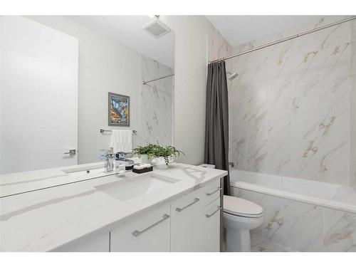 515 30 Avenue Nw, Calgary, AB - Indoor Photo Showing Bathroom