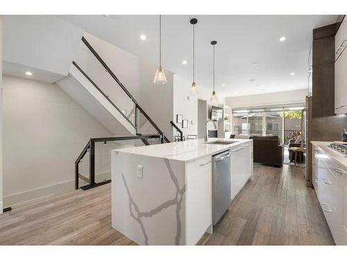 515 30 Avenue Nw, Calgary, AB - Indoor Photo Showing Kitchen With Upgraded Kitchen