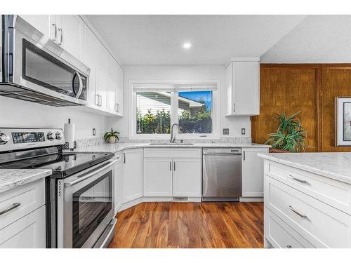 531 Cedarille Crescent Sw, Calgary, AB - Indoor Photo Showing Kitchen With Upgraded Kitchen