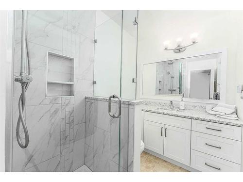 531 Cedarille Crescent Sw, Calgary, AB - Indoor Photo Showing Bathroom