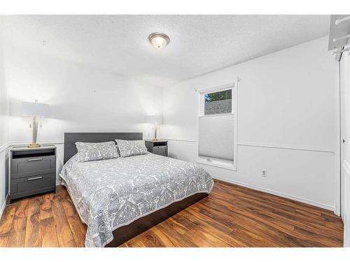 531 Cedarille Crescent Sw, Calgary, AB - Indoor Photo Showing Bedroom