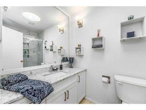 531 Cedarille Crescent Sw, Calgary, AB - Indoor Photo Showing Bathroom