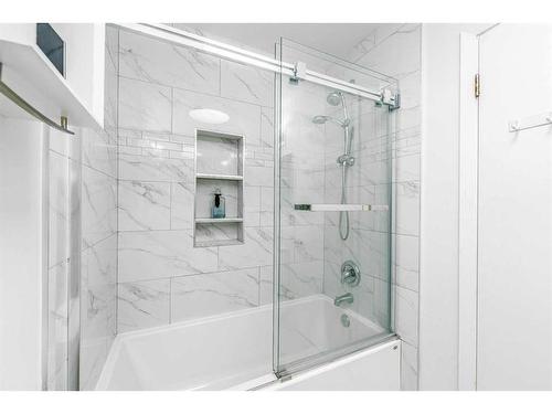 531 Cedarille Crescent Sw, Calgary, AB - Indoor Photo Showing Bathroom