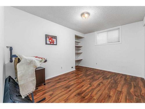 531 Cedarille Crescent Sw, Calgary, AB - Indoor Photo Showing Other Room