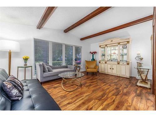 531 Cedarille Crescent Sw, Calgary, AB - Indoor Photo Showing Living Room