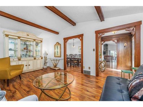 531 Cedarille Crescent Sw, Calgary, AB - Indoor Photo Showing Living Room