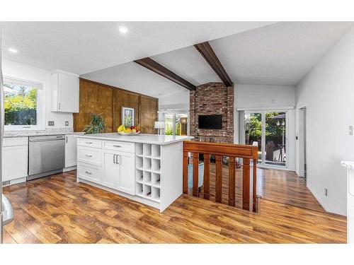 531 Cedarille Crescent Sw, Calgary, AB - Indoor Photo Showing Kitchen