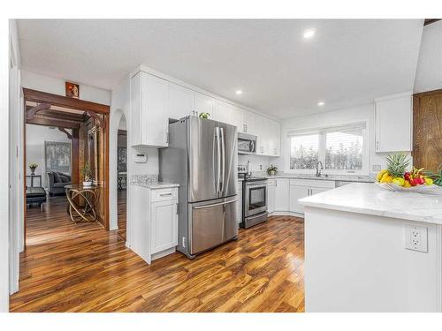 531 Cedarille Crescent Sw, Calgary, AB - Indoor Photo Showing Kitchen