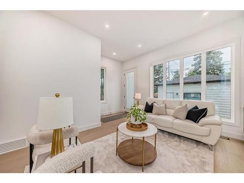 3717 2 Avenue Sw, Calgary, AB - Indoor Photo Showing Living Room