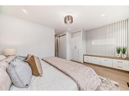 3717 2 Avenue Sw, Calgary, AB - Indoor Photo Showing Bedroom