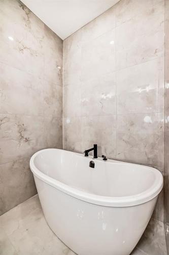 3717 2 Avenue Sw, Calgary, AB - Indoor Photo Showing Bathroom