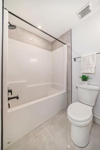 3717 2 Avenue Sw, Calgary, AB - Indoor Photo Showing Bathroom