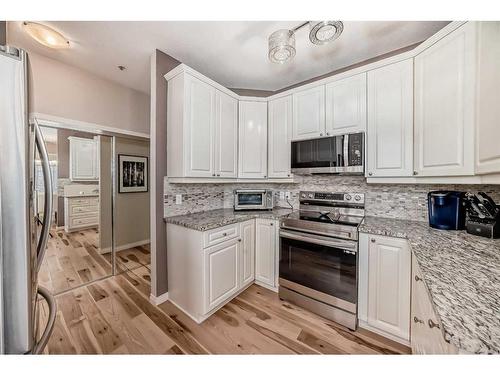 107-6650 Old Banff Coach Road Sw, Calgary, AB - Indoor Photo Showing Kitchen