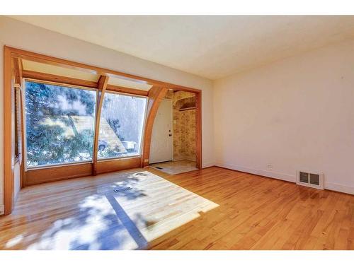 814 22 Avenue Nw, Calgary, AB - Indoor Photo Showing Other Room