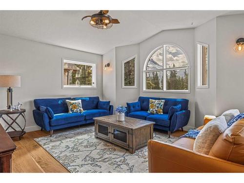 17 Ridge Road, Canmore, AB - Indoor Photo Showing Living Room