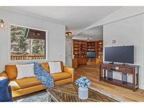 17 Ridge Road, Canmore, AB - Indoor Photo Showing Living Room