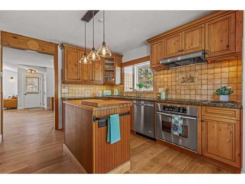 17 Ridge Road, Canmore, AB - Indoor Photo Showing Kitchen