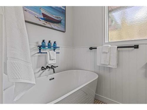 17 Ridge Road, Canmore, AB - Indoor Photo Showing Bathroom