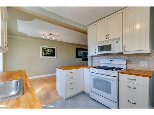 2518 20 Street Sw, Calgary, AB - Indoor Photo Showing Kitchen