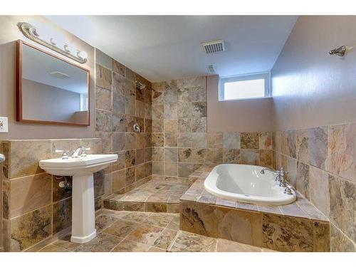 2518 20 Street Sw, Calgary, AB - Indoor Photo Showing Bathroom